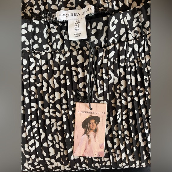 NWT Sincerely Jules, Black and White Patterned Skirt, size small - Picture 5 of 5